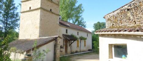 المنشأة من الخارج