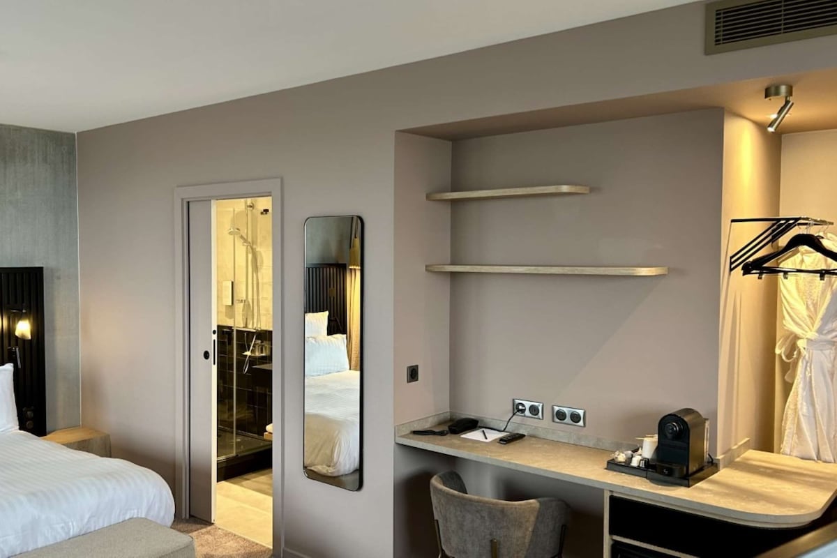 Suite Junior, 1 très grand lit, terrasse | Minibar, coffre-fort, bureau