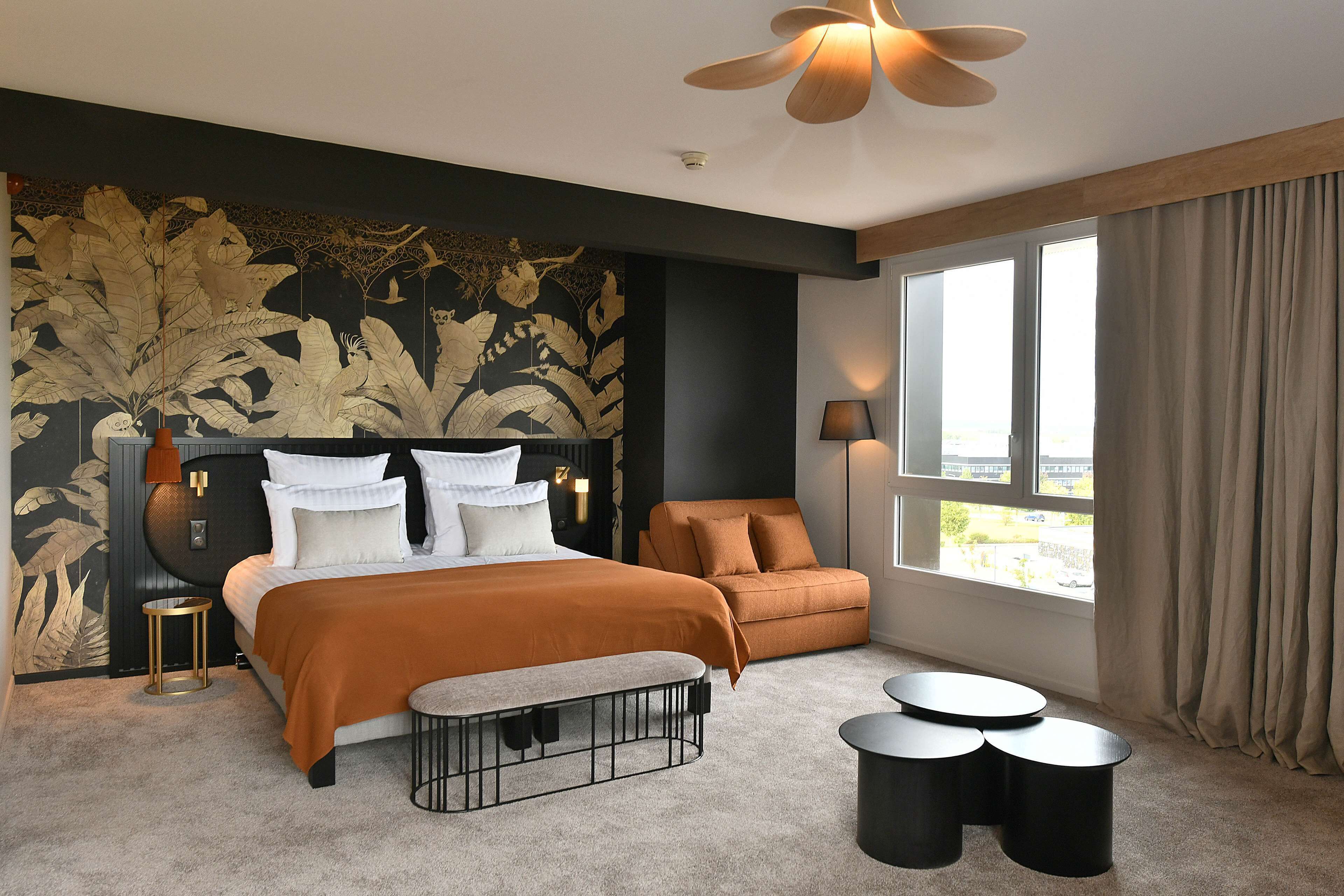 Deluxe suite, 1 tweepersoonsbed met slaapbank | Een minibar, een kluis op de kamer, een bureau, een laptopwerkplek