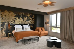 Suíte luxo, 1 cama de casal e sofá-cama | Frigobar, cofres nos quartos, escrivaninha