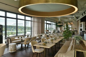 每日供应自助式早餐(每人 EUR 19)