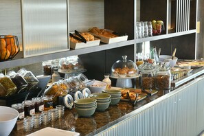 Daily buffet breakfast for a fee - Golden Tulip Reims (Bezannes)