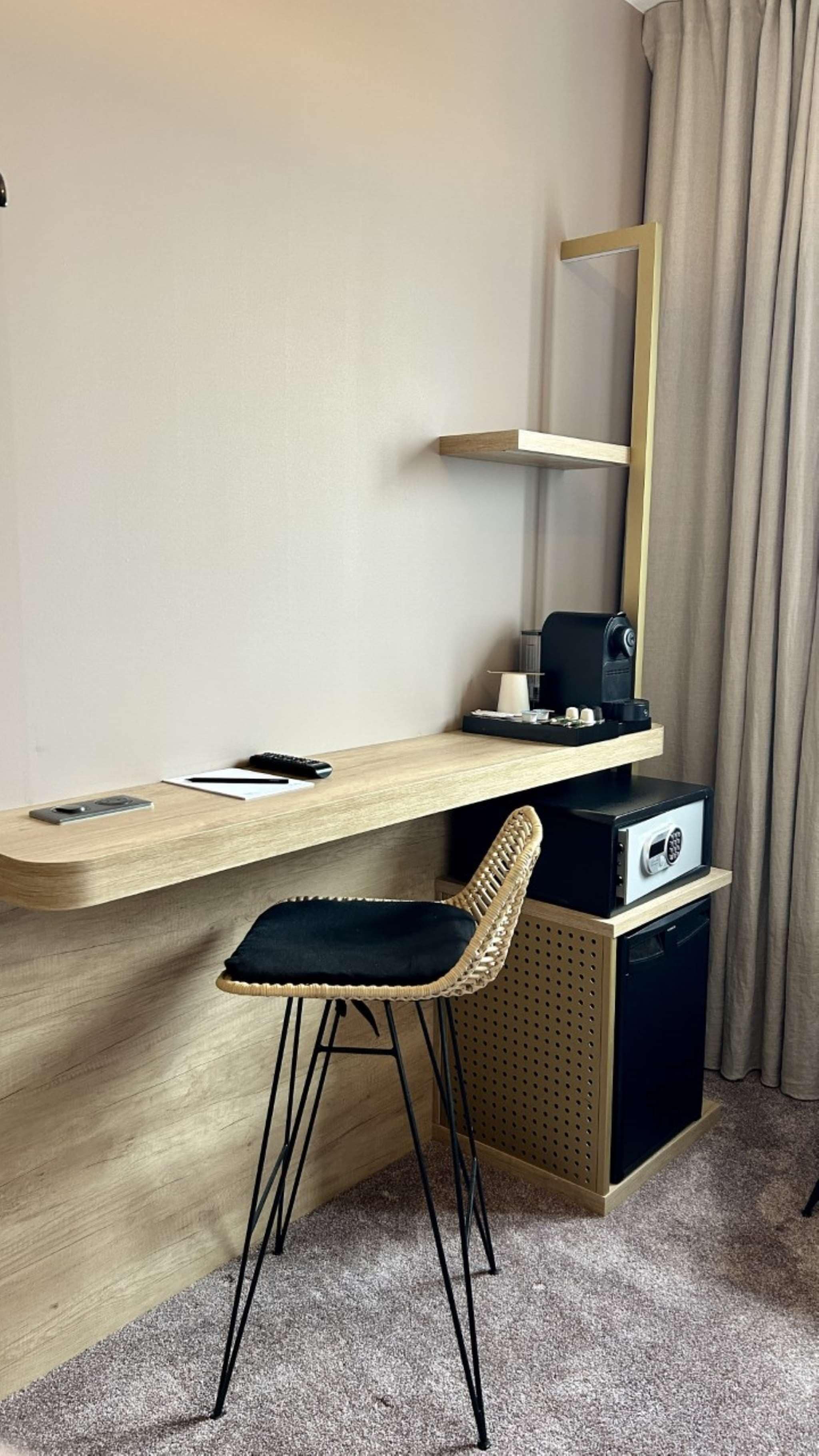 standard room, 1 large single bed | minibar, in-room safe, desk, laptop workspace