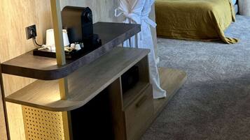 Junior suite, 1 kingsize bed, terras | Een minibar, een kluis op de kamer, een bureau, een laptopwerkplek