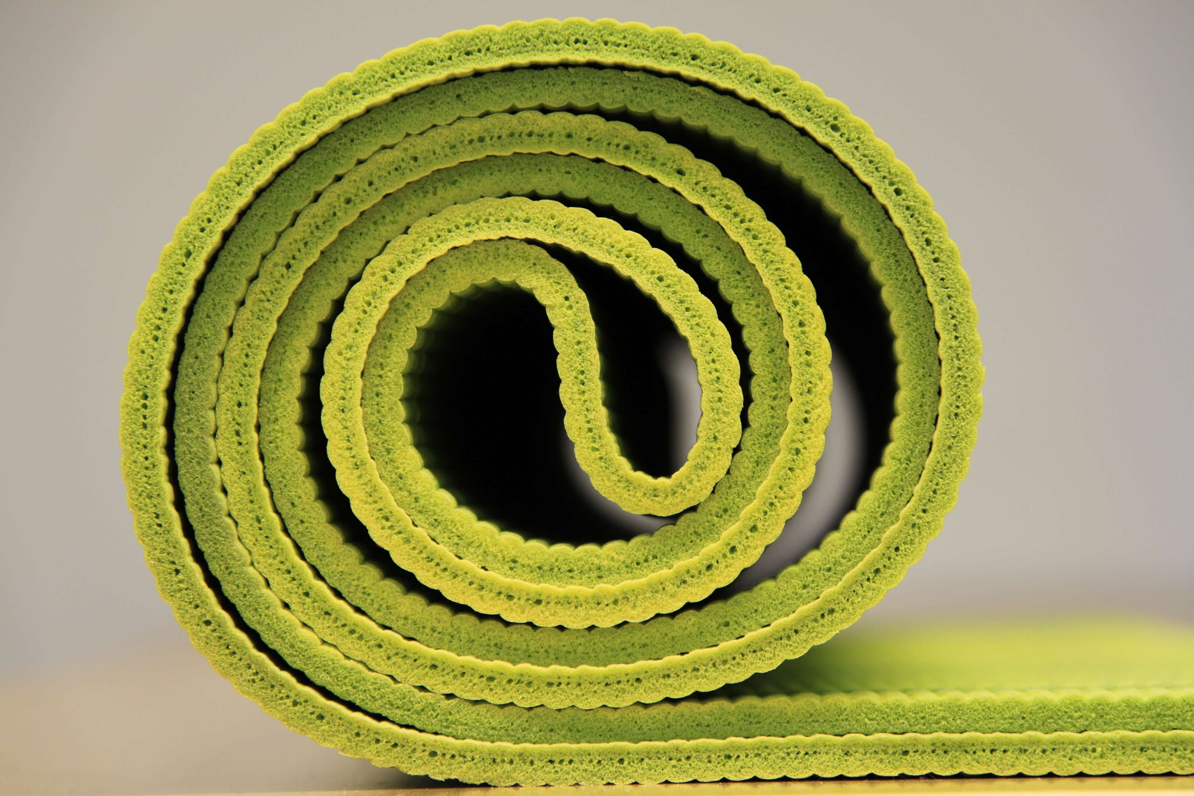 Een opgerolde groene voorwerp met een structuur en meerdere concentrische ringen.