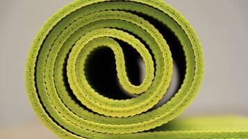 Een opgerolde groene voorwerp met een structuur en meerdere concentrische ringen.