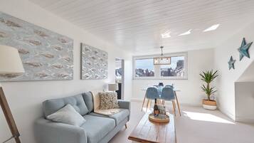 House | Living area | 32-inch flat-screen TV with digital channels, TV