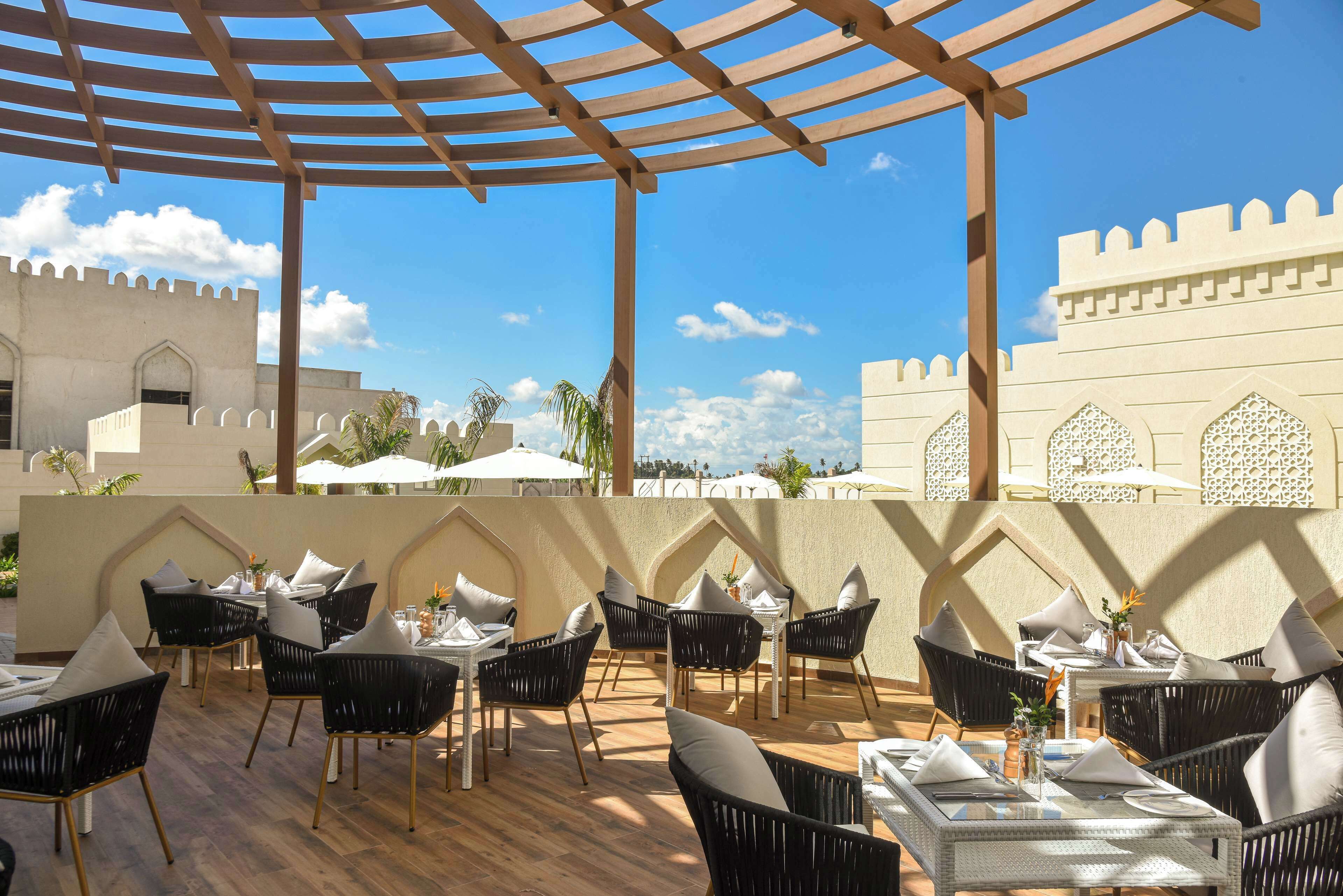 2 nhà hàng, phục vụ bữa sáng, bữa trưa, món ăn mang phong cách quốc tế 