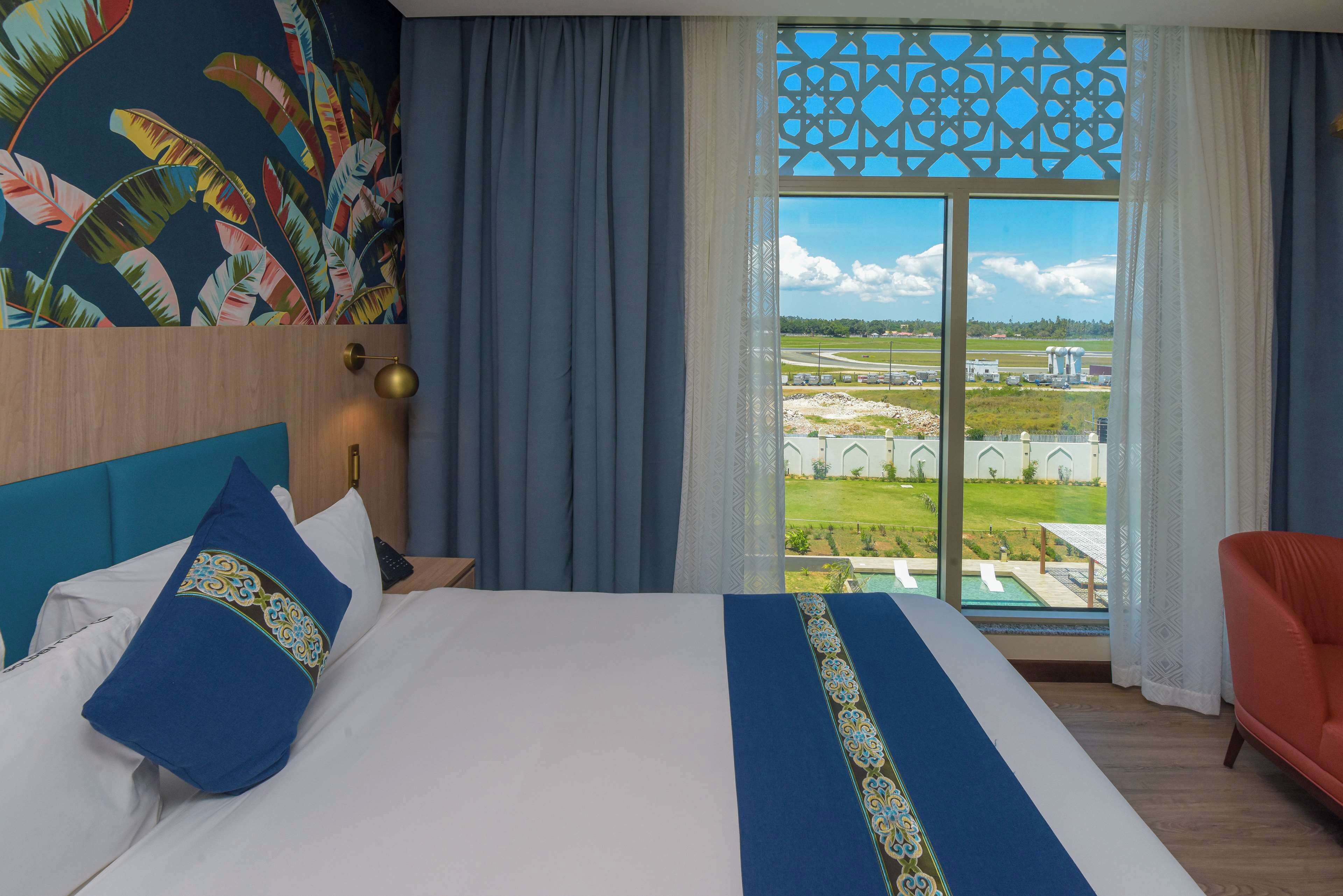 Estudio Deluxe, 1 cama King size | Edredón, minibar y caja de seguridad en la habitación 