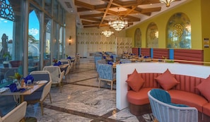 2 restauranter, frokost, lunsj og middag serveres, internasjonale retter