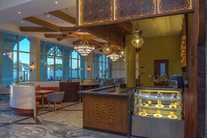 Desayuno buffet diario (USD 18 por persona)