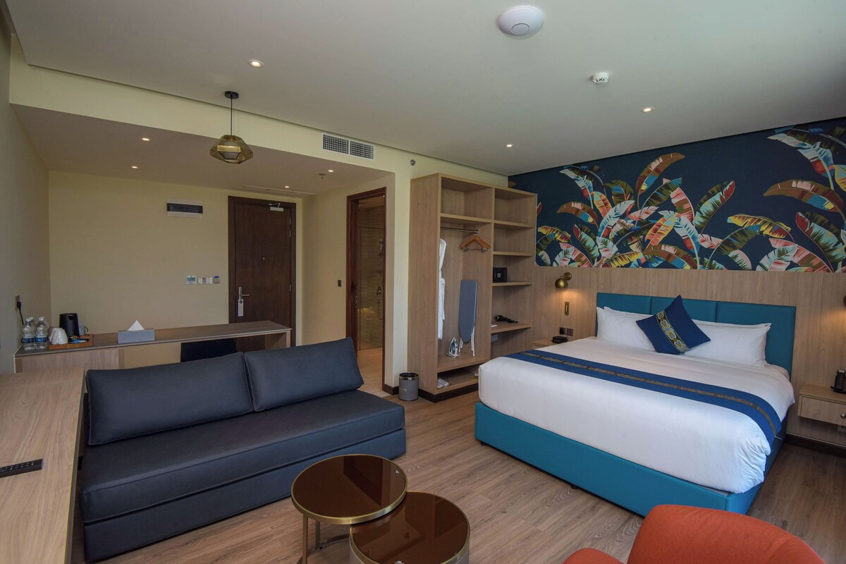 Deluxe Studio, 1 King Bed | Down duvets, minibar, in-room safe, desk