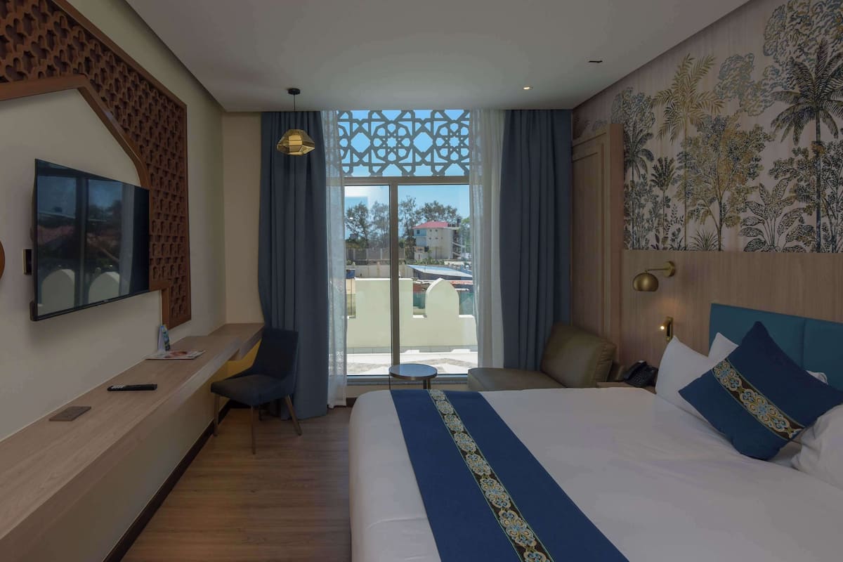 Habitación Deluxe, 1 cama King size, vista a la ciudad | Edredón, minibar y caja de seguridad en la habitación