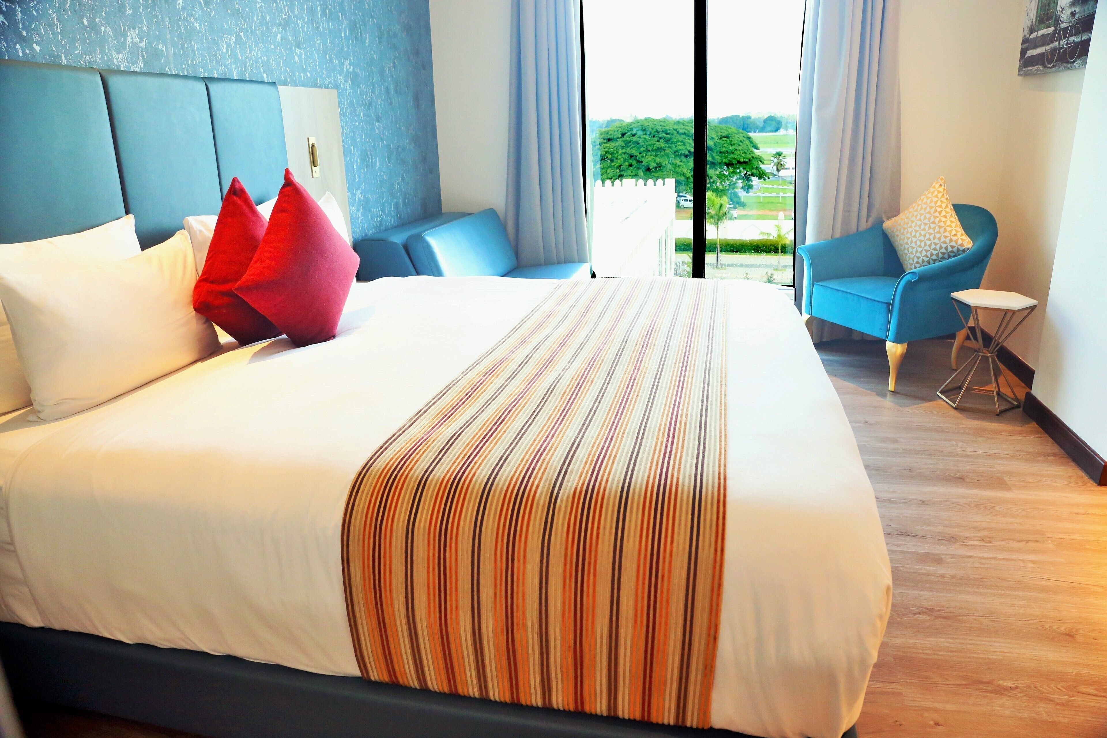 Estúdio luxo, 1 cama King | Edredons de pluma, frigobar, cofres nos quartos