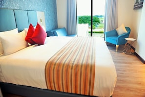 Studio – deluxe, 1 kingsize-seng | Dundyner, minibar, safe på rommet og individuelt dekorert