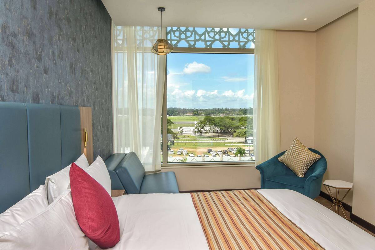 deluxe room, 1 king bed (runway view) | 1 bedroom, down duvets, minibar, in-room safe