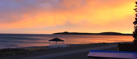 Plage, chaises longues, serviettes de plage
