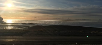 Yeomans By The Caves - Bunky On The Beach