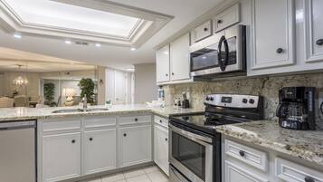 Refrigerador, microondas, placa de cocina, lavavajillas