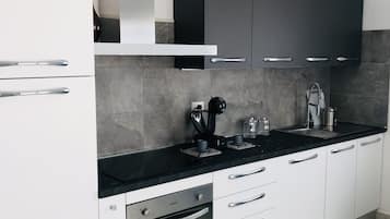 Kühlschrank, Ofen, Geschirrspüler, Wasserkocher mit Kaffee-/Teezubehör