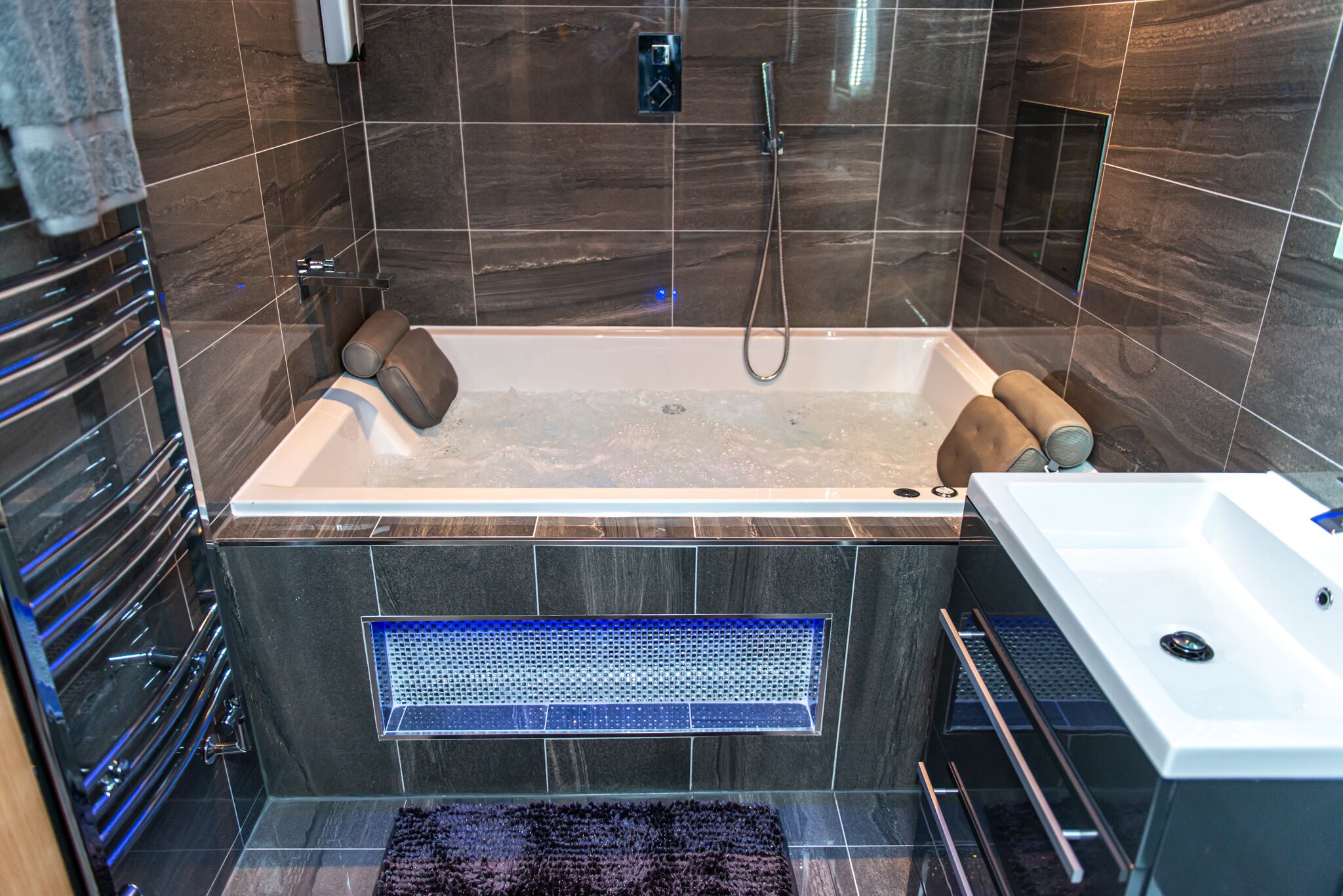 Une salle de bain moderne avec une baignoire sur pieds, un lavabo séparé et une douche intégrée.