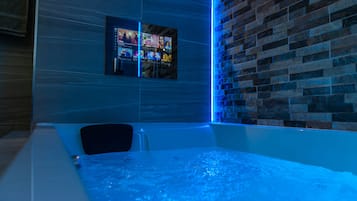 Executive Apartment, Accessible, Private Bathroom (Jacuzzi - Apartment 1) | Bathroom