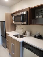 Deluxe Single Room, 1 King Bed | Private kitchen