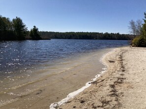 Una spiaggia nelle vicinanze