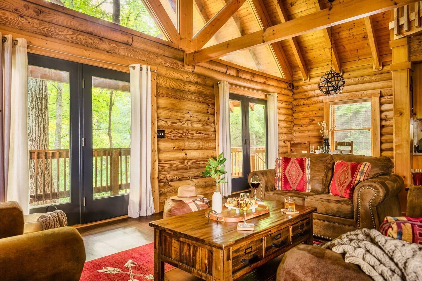 Smart TV, chimenea, futbolito y libros 