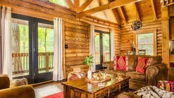 Smart TV, chimenea, futbolito y libros