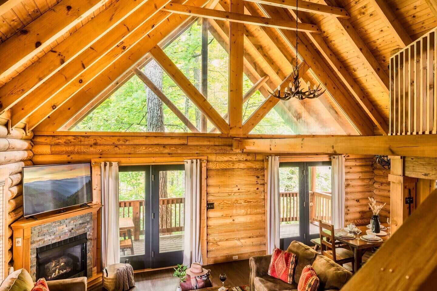 Smart TV, chimenea, futbolito y libros 