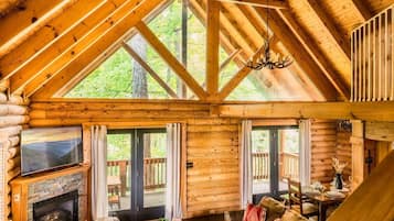 Smart TV, chimenea, futbolito y libros