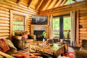 Smart TV, fireplace, foosball, books - Fall Foliage Log Cabin! Hot Tub, Game Room, & Mtn Views! 5 min to Gatlinburg (Gatlinburg)