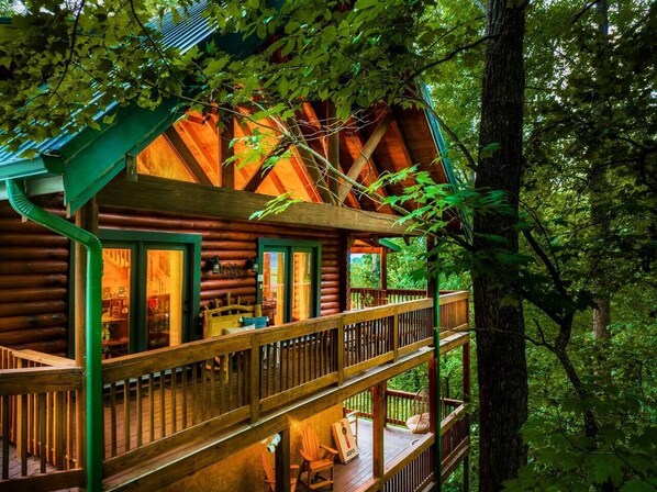Terrace/patio - Fall Foliage Log Cabin! Hot Tub, Game Room, & Mtn Views! 5 min to Gatlinburg (Gatlinburg)