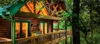 Mtn View Log Cabin: 5 Min to DT Gatlinburg! Hot Tub, Game Room, Pool Opens 5/22!