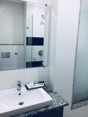 Rom – deluxe | Bad | Dusj, toalettartikler (inkludert) og tøfler