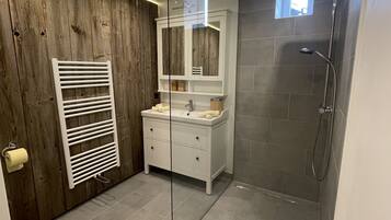 Dusche, Haartrockner, Bidet, Handtücher