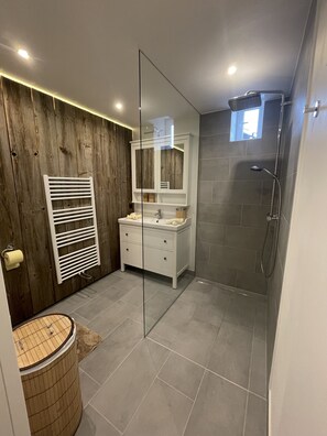 Douche, sèche-cheveux, bidet, serviettes fournies