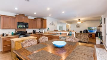 Jääkaappi, mikroaaltouuni, uuni, liesi