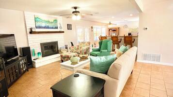 TV connectée, cheminée, lecteur de DVD, chaîne hi-fi