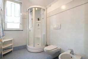 Regadera, secadora de cabello, bidet, toallas 