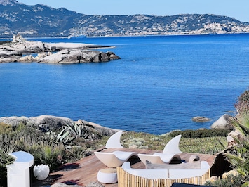 Terrasse " White shark" ,
les pieds dans l'eau
avec accÚs privé à la mer