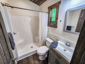 Shower, towels - Sweet Tiny House - Lake Guntersville (Guntersville)