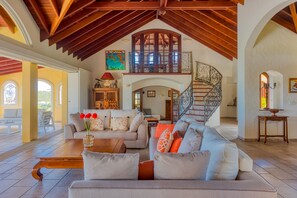 Fernseher, DVD-Player, Stereoanlage, Arbeitsbereiche