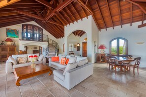 Fernseher, DVD-Player, Stereoanlage, Arbeitsbereiche