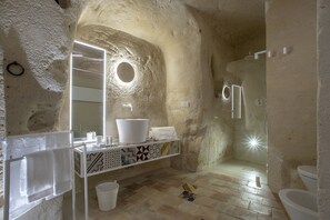 Luxury Room | Bathroom | Shower, designer toiletries, hair dryer, bathrobes - Conche Luxury Retreat (Matera)