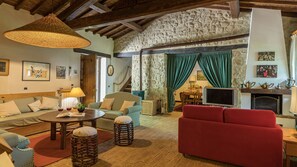 Smart TV, fireplace, books - La Cerqua 8, Emma Villas (Gualdo Cattaneo)