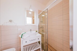 Shower, jetted bath, bidet, towels - Villa Demal 8+2, Emma Villas (Casarano)