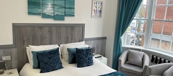 5 bed, 5 bath, Slps 18, Town Ho. 60 yds Weymth beach & harbour, NEWLY RENOVATED!