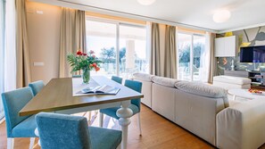 Smart TV, fireplace, stereo